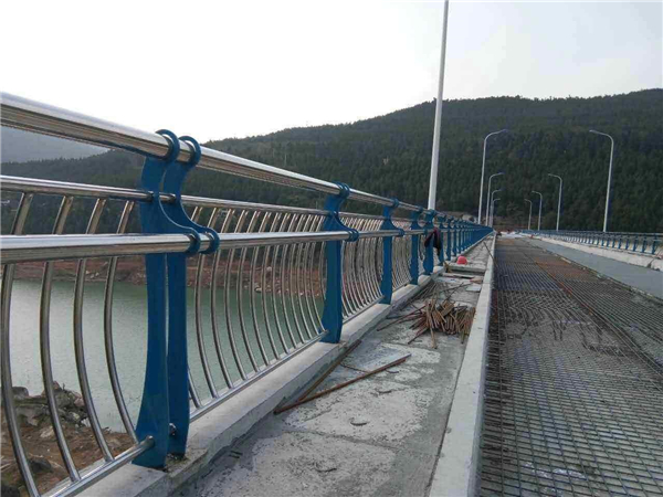 六盘水不锈钢桥梁护栏的特点及其在桥梁安全中的重要作用