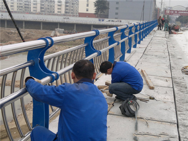 六盘水不锈钢河道护栏的特性及其在城市景观中的应用