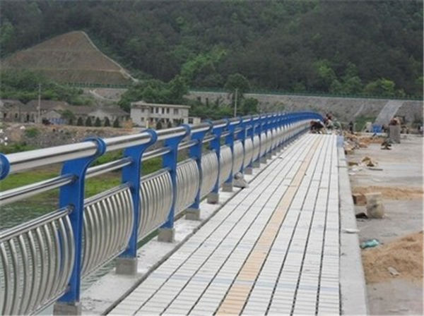 六盘水不锈钢桥梁护栏的特性及其在现代建筑中的应用
